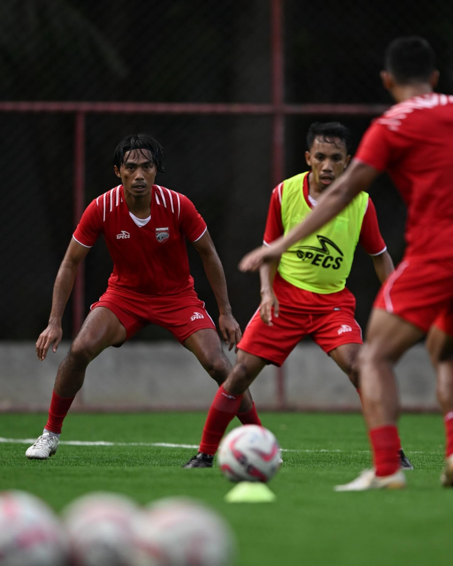 Baru 28 hari berlatih bersama Borneo FC, Erwin Gutawa (kiri) memilih pergi karena alasan keluarga. (Foto: Dok.Borneofc)