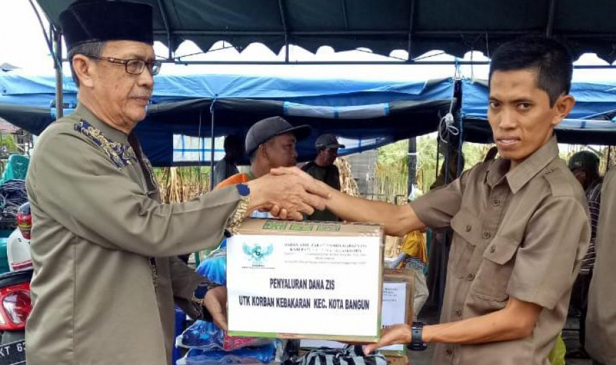Kepala Basnaz Kukar Alie Syauti saat menyerahkan bantuan ke korban bencana. Senin (17/2/2020) (foto: istimewa)