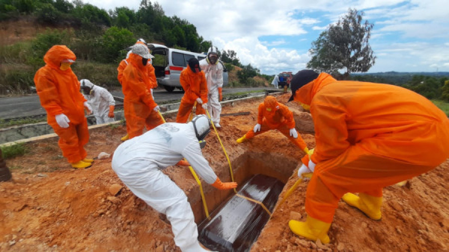 Proses pemakaman salah satu pasien COVID-19 (Foto: BPBD Samarinda)
