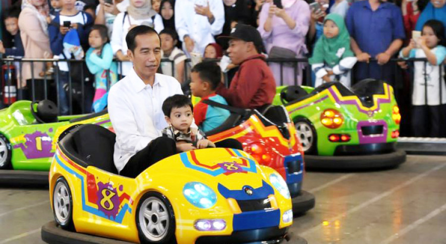 Presiden Joko Widodo bermain bersama cucunya, Jan Ethes / kompas