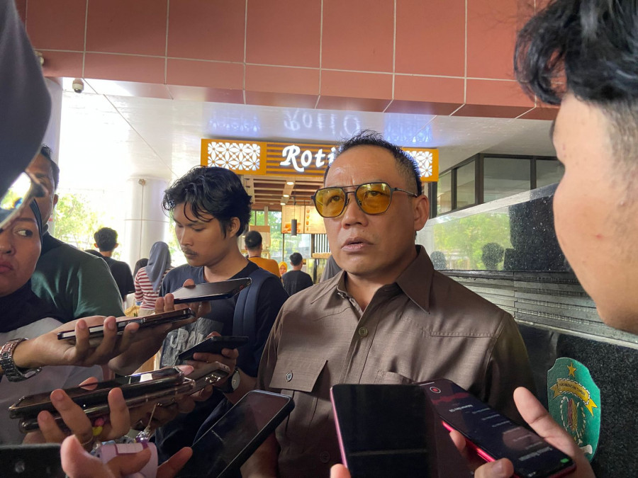 Anggota Komisi IV DPRD Kaltim, Sarkowi V Zahry saat diwawancarai awak media.(Ainur/Korankaltim.com)