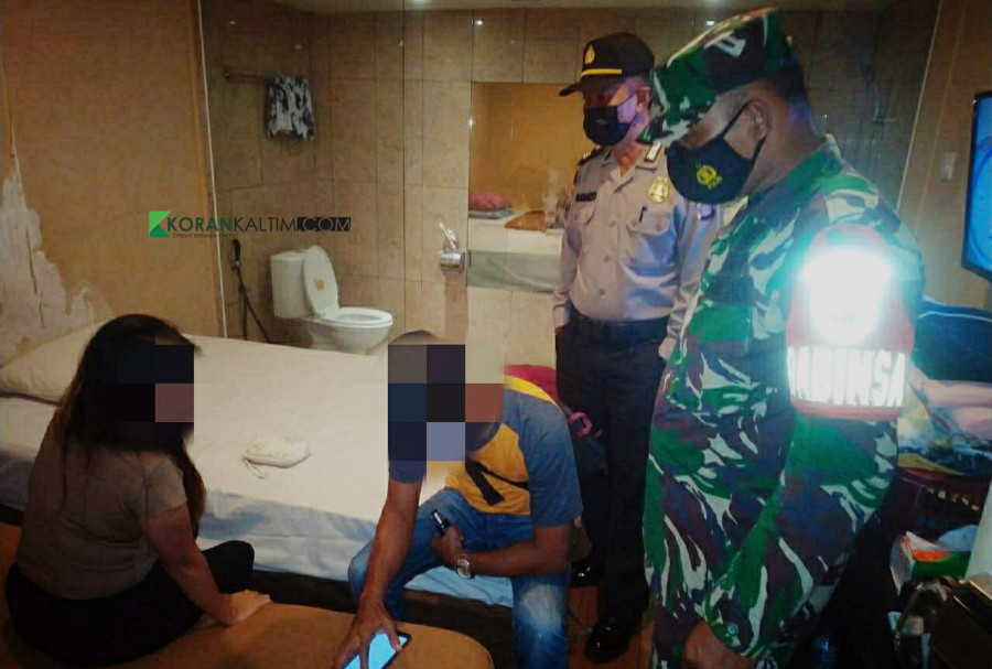 Pria dan wanita yang diamankan dalam satu kamar hotel, saat operasi pekat Sabtu (17/4/2021) tadi malam (Foto: Nancy/korankaltim.com)