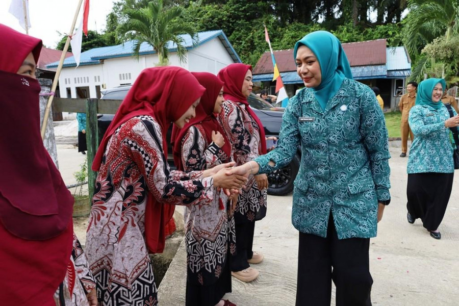 Ketua TP PKK Kukar Andi Deezca Pravidhia Aulia saat berada di PKK Desa Suka Damai Muara Badak (prokom)