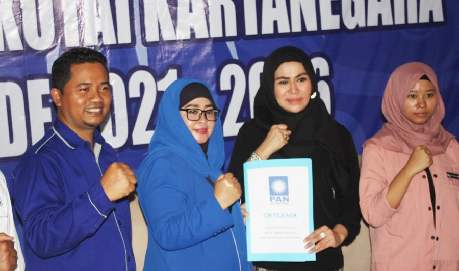 Novita Ikasari saat mendaftar sebagai bakal calon Bupati Kukar ke DPC PAN Kukar pada Rabu (23/10/2019). (Foto: Reza Fahlevi/korankaltimcom)