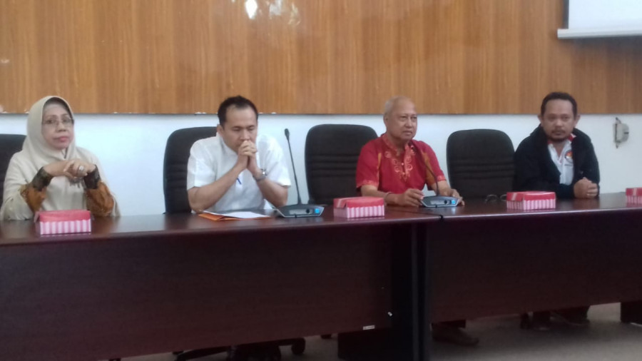 Ketua Timsel KPU Kaltim Prof Susilo (tengah kiri)bersam anggota timsel Aji Ratna (kiri) dan Sekretaris KPU Kaltim Syafruddin (tengah kanan) serta perwakilan bawaslu kaltim Jabarudin (kanan) . Foto : Sabri