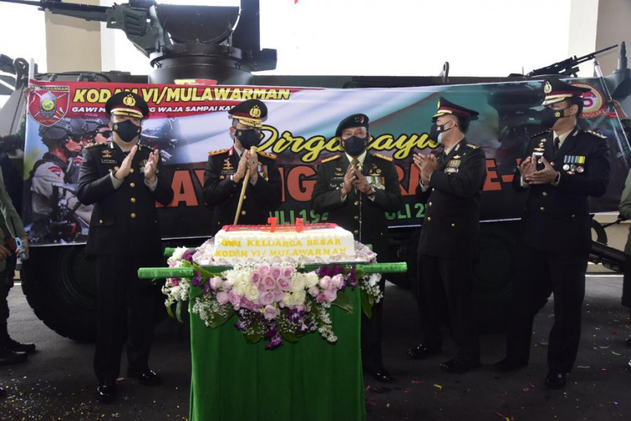 Pangdam VI/Mlw berdiri di atas Panser Anoa mengucapkan Dirgahayu Bhayangkara ke-75 Tahun. Pangdam dan para pejabat Kodam juga membawa kue ulang tahun. (Foto: Pendam VI/Mlw)