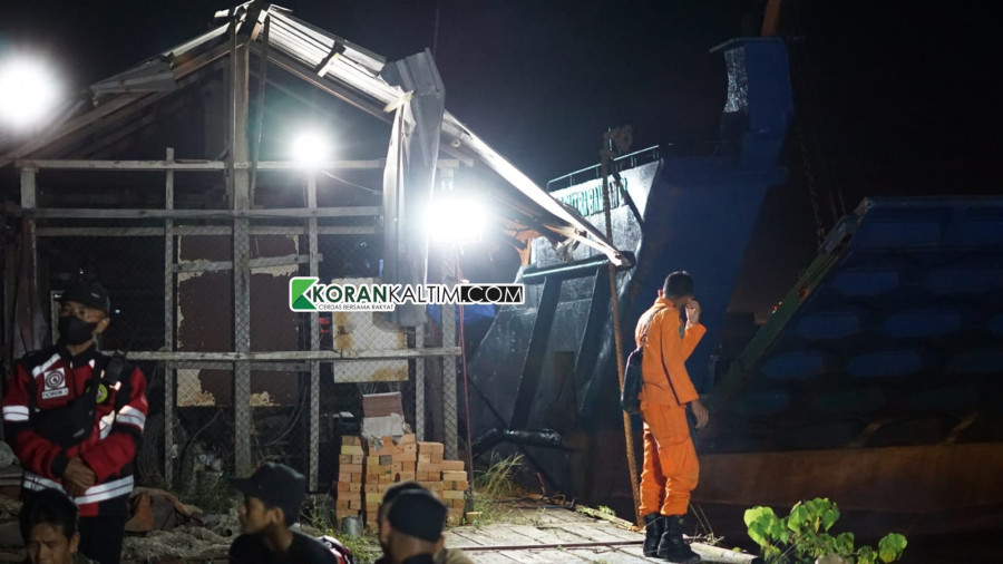 Tim SAR gabungan saat berada di posko pencarian Jupraska (17) Minggu (6/2/2022) tadi malam.(Foto: Nancy/korankaltim.com)