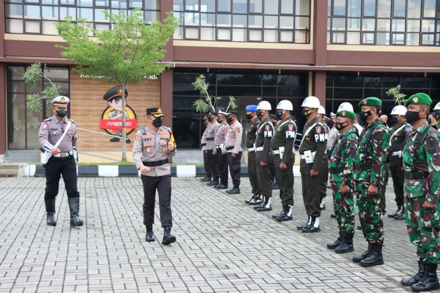 Kapolresta Samarinda Kombes Pol Ary Fadli saat mengecek kesiapan personel gabungan saat apel gelar pasukan Senin (13/6/2022) di halaman Mapolresta Samarinda. (Foto:Humas Polresta Samarinda)