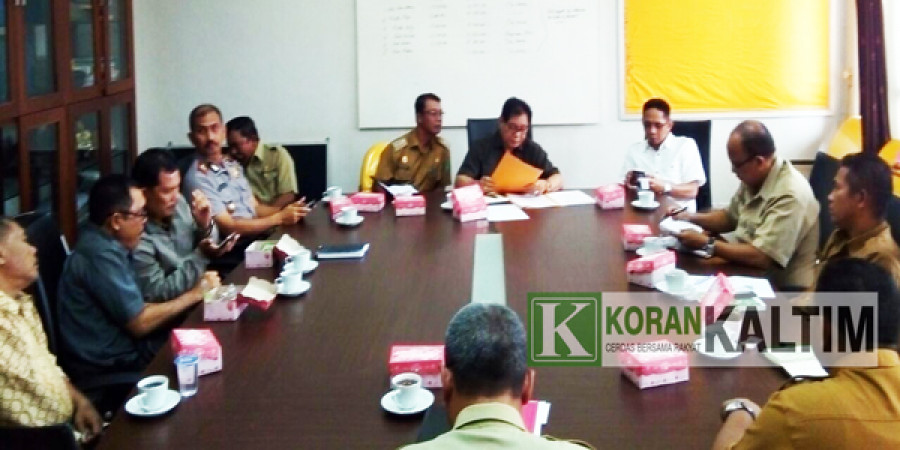 Rapat dengar pendapat di ruang Komisi III DPRD Kukar menindaklanjuti dugaan pengguaan jalan umum oleh perusahaan perkebunan kelapa sawit di Kecamatan Sehulu. (Foto: heri/korankaltim.com)