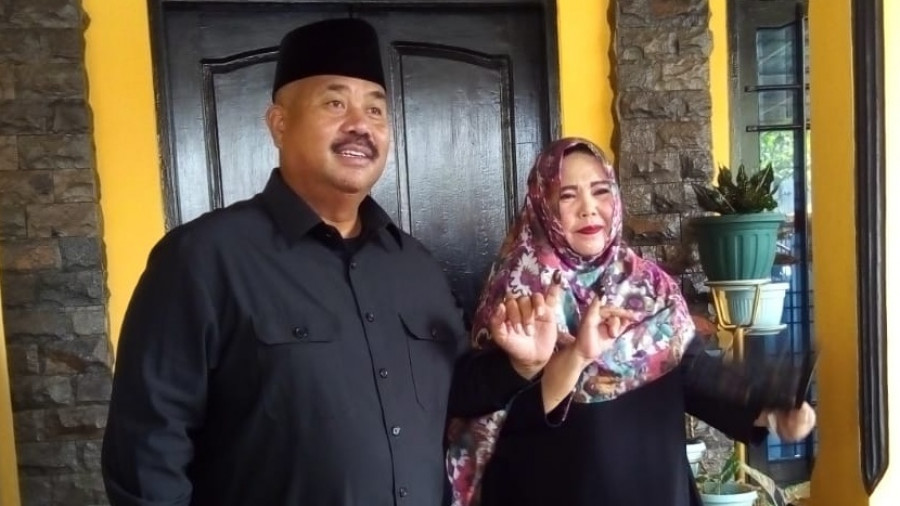 Edi Usai Menyelup Jari Yang Menandakan Dirinya dan Istri Usai Menggunakan hak Pilihnya.