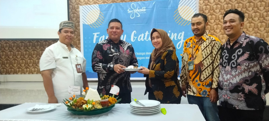 Pemotongan Tumpeng oleh Ketua Yayasan Sekata didampingi jajaran petinggi Yayasan (heri/korankaltim.com)