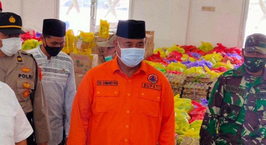 Bupati Kukar Edi Damansyah saat melakukan pantauan kesiapan bantuan pangan yang disalurkan. (Foto: Reza Fahlevi/Korankaltim.com)