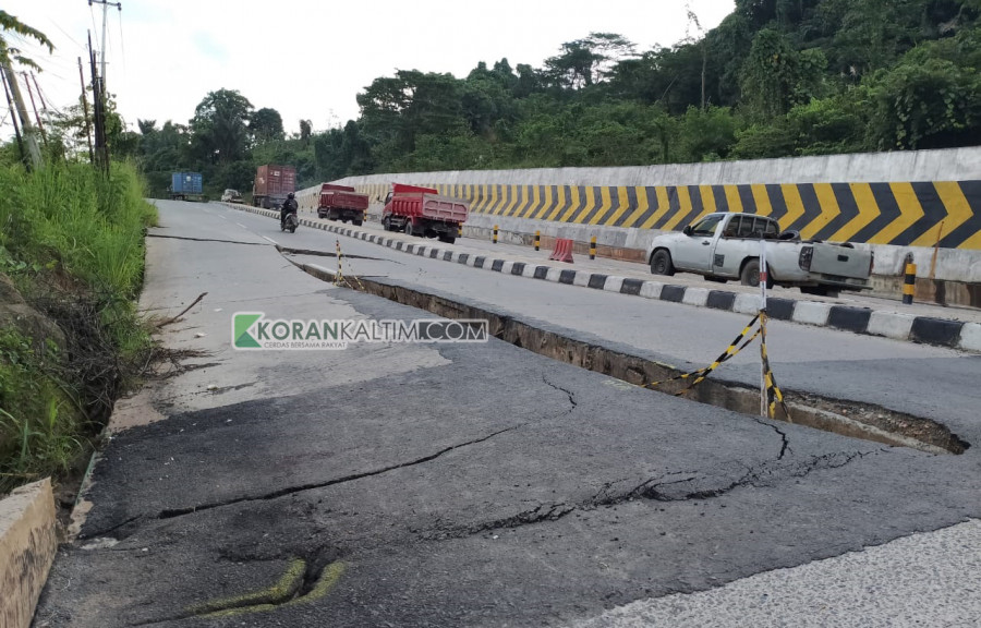 Kondisi Jalan Pattimura, RT.17, Kelurahan Mangkupalas, Kecamatan Samarinda Seberang, dari arah Samarinda Seberag-Palaran yang amblas hingga mengalami kemiringan, pada Rabu (2/11/2022). (Foto: Nancy/Korankaltim.com)