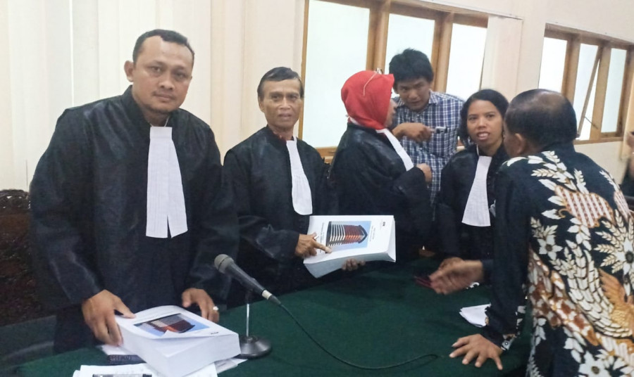 Tim penasihat hukum dari LBH Gema TRIKORA, Agus Wijayanto SH, CIL (kiri) usai sidang vonis kasus RPU dengan terdakwa Rosdiana. (Foto: Istimewa )