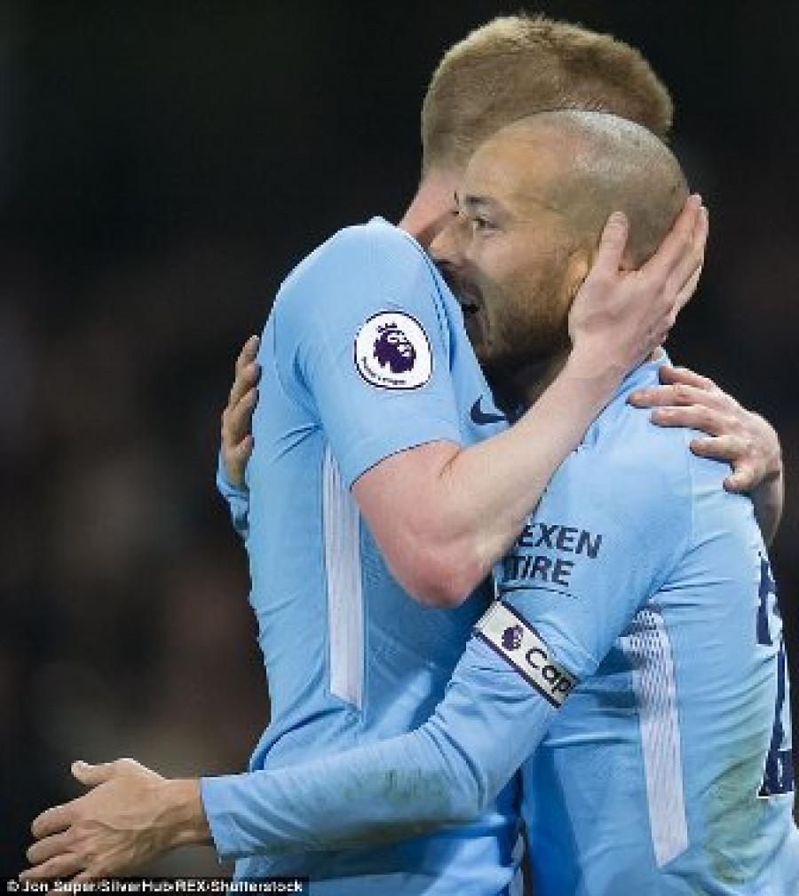 ABSEN DULU: Merasa tidak dalam kondisi terbaik, David Silva (kanan) memilih bertahan di Manchester.