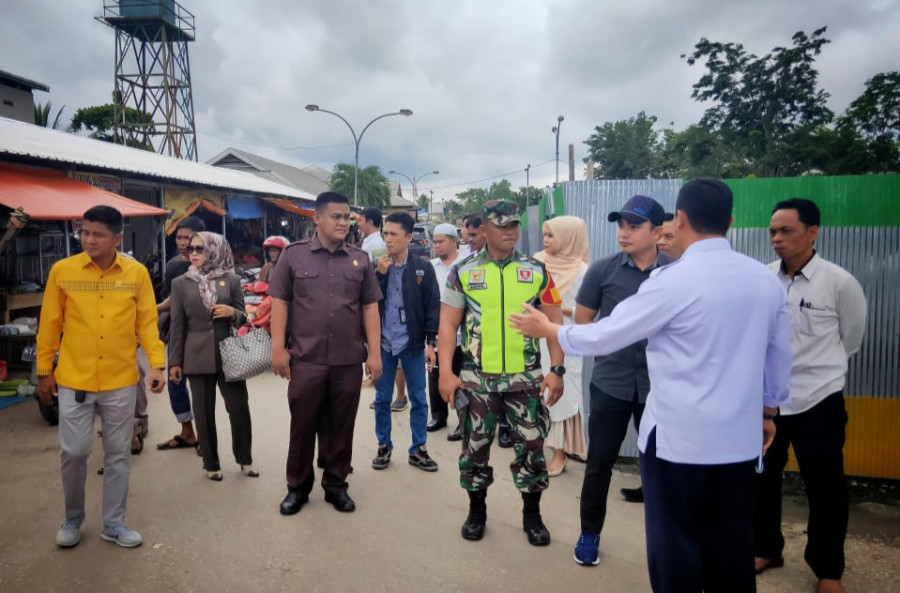 Ketua Komisi 3 DPRD Paser Edwin Santoso Bersama Anggota Komisi 3 DPRD Paser saat melaksanakan Sidak Di Pasar Induk Peyam Bolum Desa Senaken. ( Foto : Dwi Cahyo / Korankaltim.com )