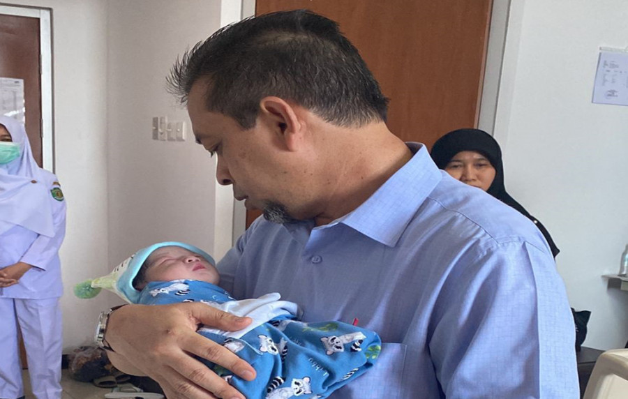 Wagub Kaltim, Hadi Mulyadi timang cucu pertama. (Foto: Istimewa)