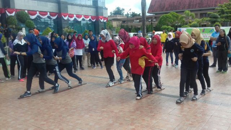 MERIAH : Pegawai Setprov Kaltim larut dalam kemeriahan lomba tradisional. (Foto: Melisa/kk)