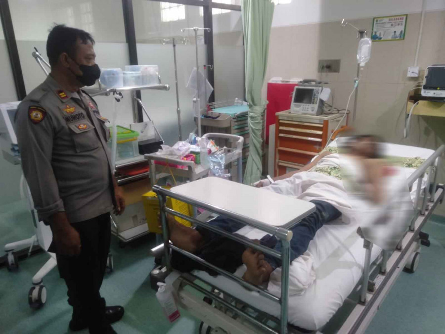 Anggota Polsek Balikpapan Utara mendatangi korban tersengat listrik di RSKD Balikpapan untuk memastikan kondisi korban. (Ist)