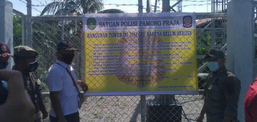 Satpol PP Kukar saat meyegel tower telekomunikasi di Jalan Naga, Gg Naga Indah, Tenggarong. (Foto: Sabri/korankaltim.com)
