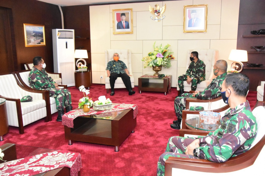 Danrem 091/ASN beserta jajaran saat bersilaturahmi menemui Gubernur Kaltim (Penrem 091/ASN/Korankaltim.com)