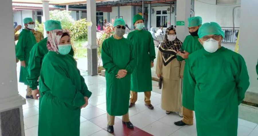 Kunjungan Bupati Muharram di RS Abdul Rivai. (Foto : Indra/korankaltimcom)