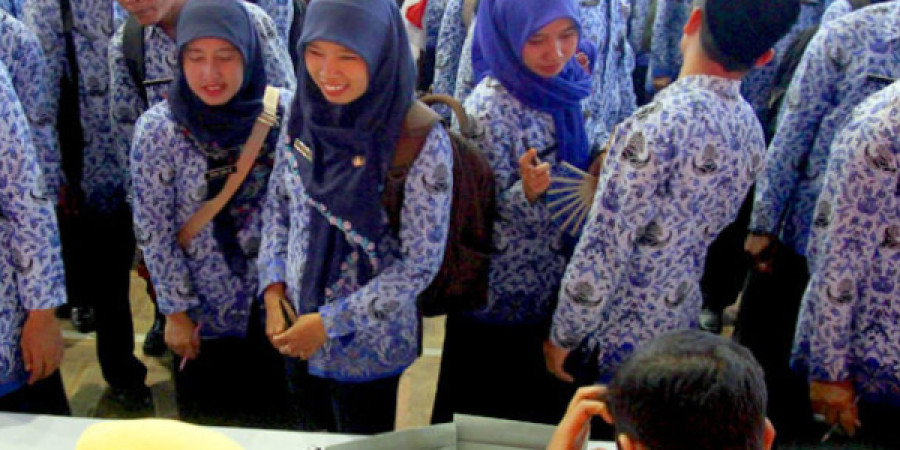 TENAGA HONORER: Hingga kini jumlah tenaga honorer di sejumlah organisasi perangkat daerah (OPD) memang masih cukup banyak. Keberadaan mereka memang diakui masih diperlukan untuk mendukung kegiatan pemerintahan. Mereka pun berharap mendapat kesempatan untu