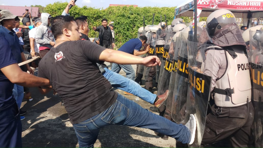Massa mulai anarkis ingin mencoba masuk ruang KPU, dihalang tim pengamanan Pemilu Polres Bontang.
