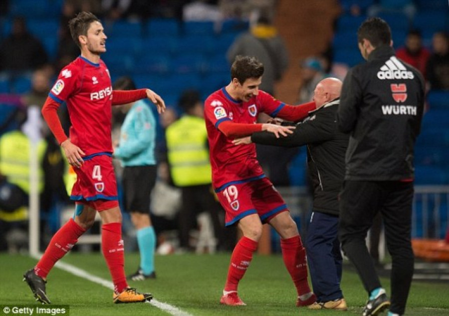 MENAHAN IMBANG: Pemain Numancia bergembira setelah mampu mencetak gol ke gawang Real Madrid di Santiago Bernabeu.