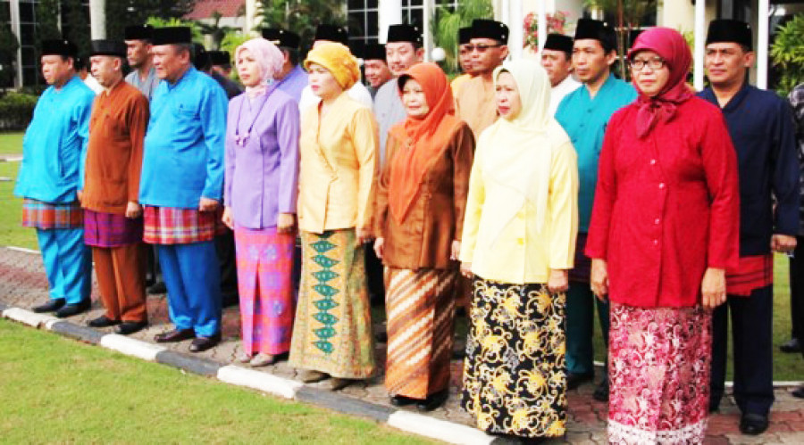 ASN Kukar diwajibkan menggunakan baju adat selama erau ( Foto: Istimewa )