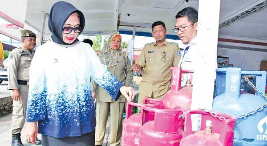 MONITORING HARGA : Walikota Neni Moerniaeni dan Wawali Basri Rase, saat melakukan monitirong harga tabung gas melon ukuran 3 kilo, di beberapa pangkalan dan agen yang ada di kota Bontang, Selasa (5/6). ( cil / adv)