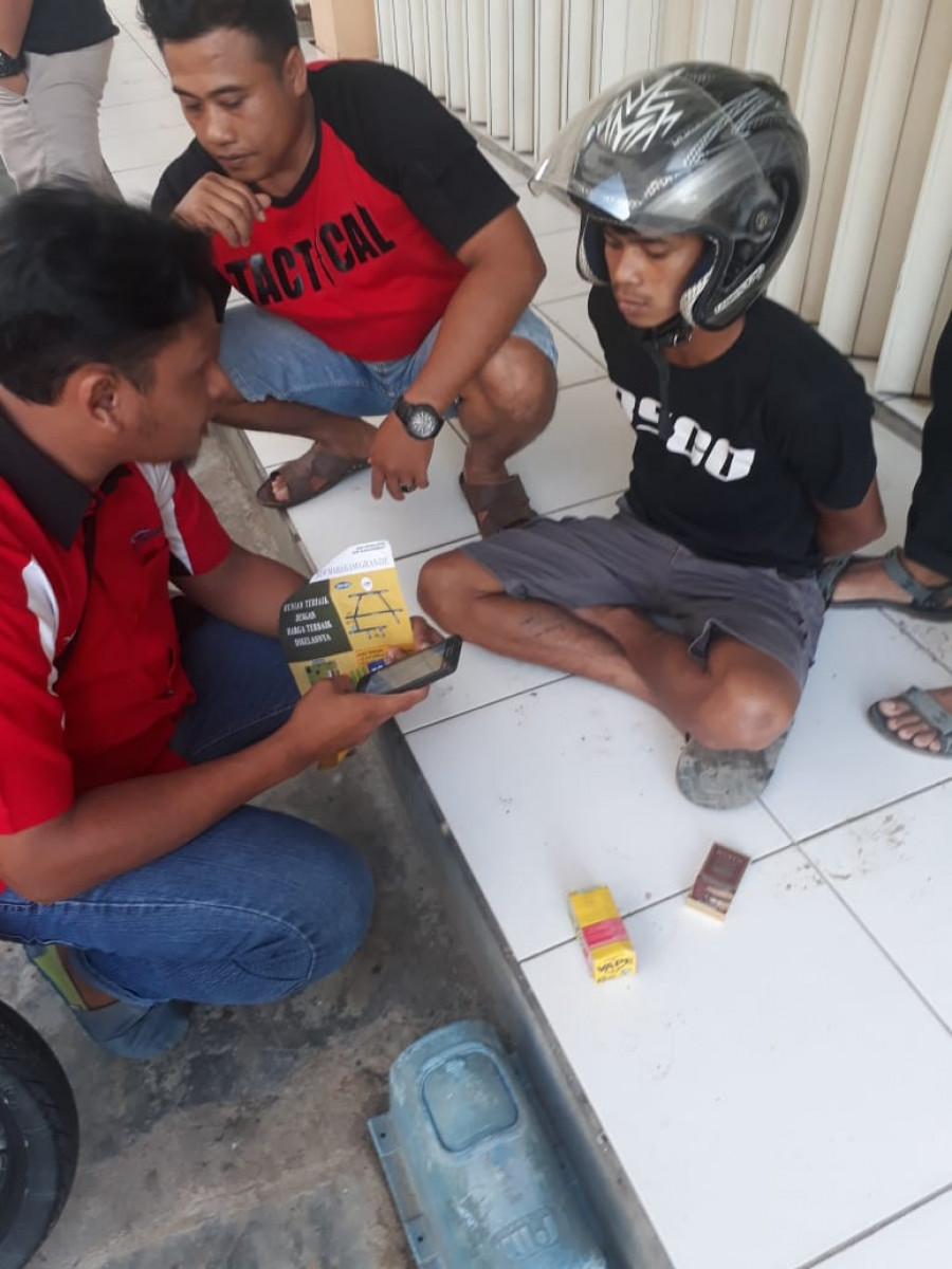 Petugas saat mengamankan pelaku Sp di salah satu ruko di Jalan Dr Soetomo Jumat (12/4) kemarin.