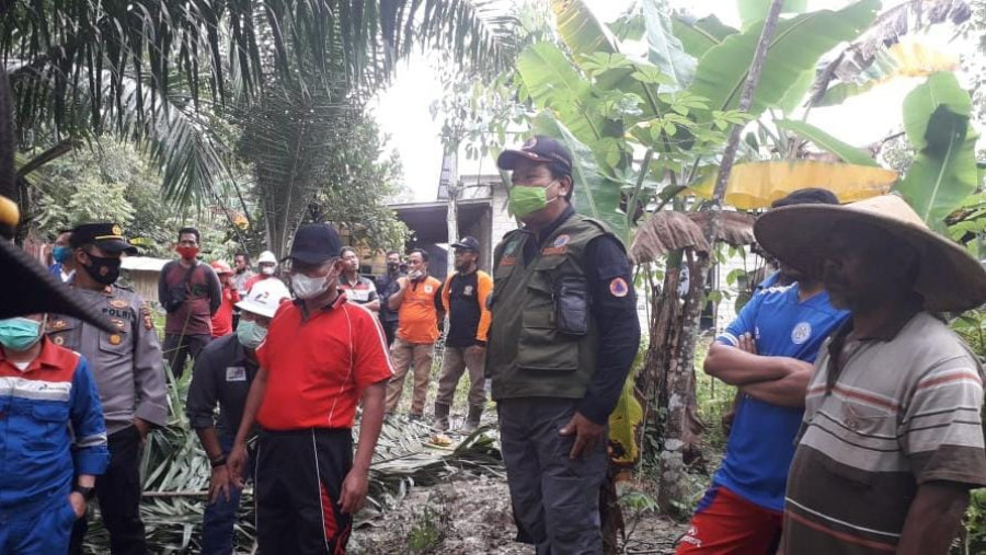 Pertamina EP, OPD terkait dan TNI Polri memantau lokasi longsor di Kelurahan Sangasanga dalam (foto: istimewa)