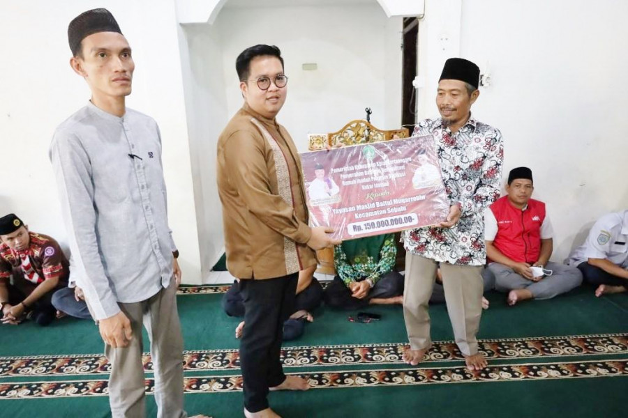 Wabup serahkan bantuan di Desa Mekar Jaya Sebulu. (Foto: prokom)