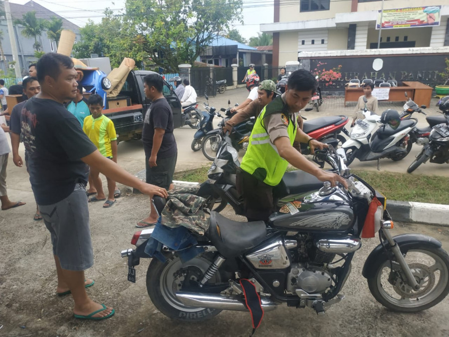 Polisi saat mengamankan motor pelaku yang diduga bakar rumah sendiri. (Foto:sabri/korankaltimcom)