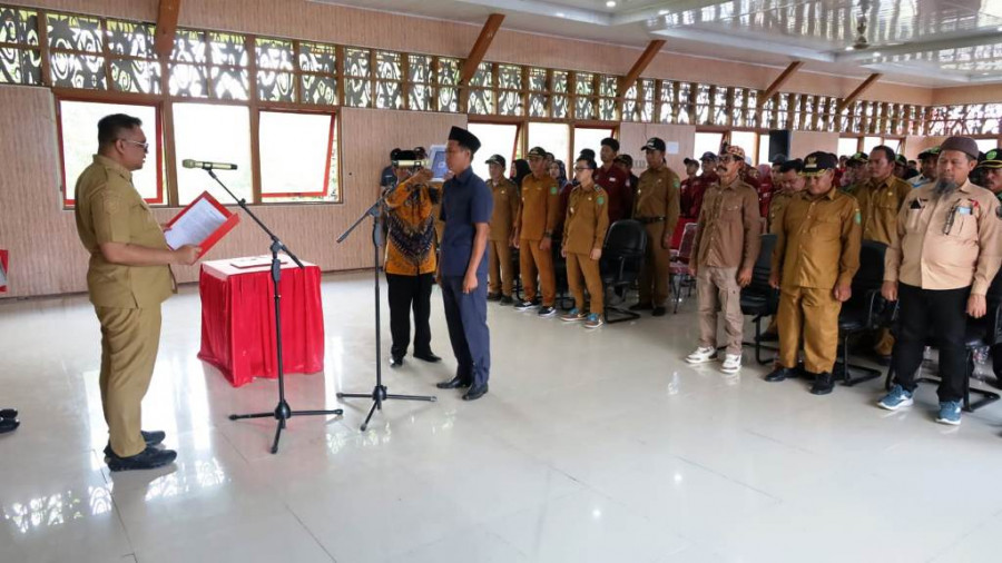 Bupati Kukar melantik anggota BPD dan berdialog dengan Perangkat Desa-Pengurus RT di Muara Muntai. (Foto: Prokom)