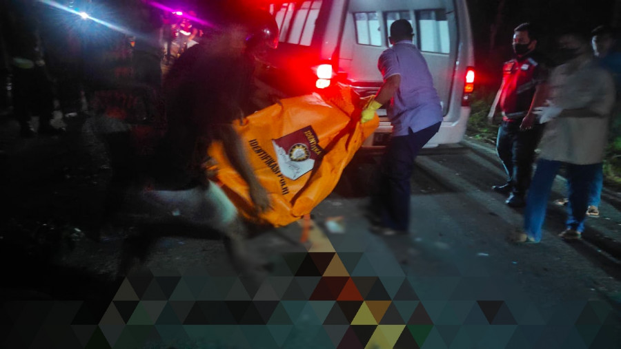 Saat proses evakuasi korban oleh relawan Samarinda dengan menggunakan ambulance, menuju kamar jenazah RSUD A.W.Sjahranie Jumat (29/1/2021) malam lalu. (Foto: Istimewa)