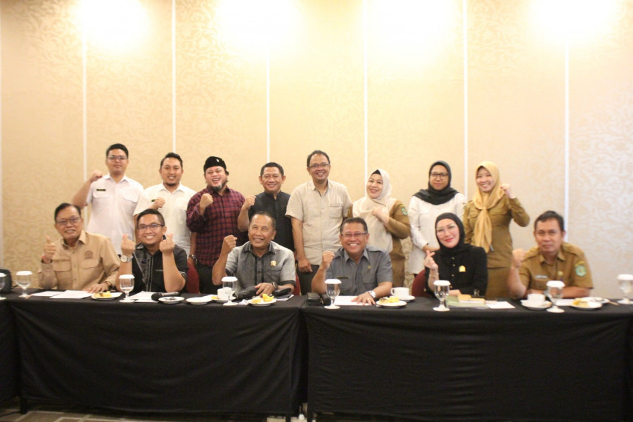 Pansus Pembahas Rancangan Peraturan DPRD Tentang Kode Etik dan Tata Beracara Badan Kehormatan DPRD Provinsi Kalimantan Timur saat menggelar Rapat Internal di Meeting Room Grand Jatra Hotel Balikpapan, Senin (25/11/2024). (Foto: Dok.humasdprdkaltim)