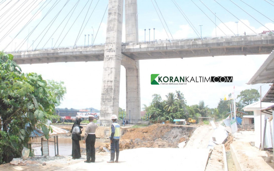 Lokasi longsor di pinggir Sungai Mahakam yang berdekatan dengan lokasi pembangunan IPA Kalhol (Foto: Permata/korankaltim.com)