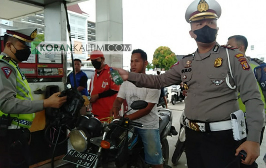 Pengendara sepeda motor yang mengantre di SPBU Jalan Bung Tomo beberapa waktu lalu, diamankan diduga melakukan pengetapan dan tak memiliki surat kelengkapan kendaraan. (Foto: Nancy/Korankaltim.com)