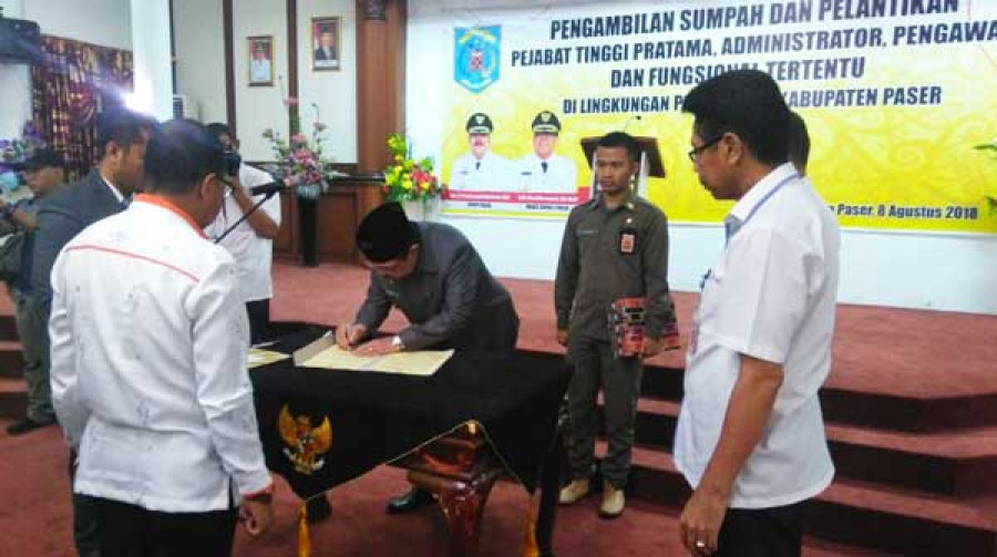 Penandatanganan Berita Acara Pengambilan Sumpah dan Pelantikan Jabatan Oleh Bupati Paser