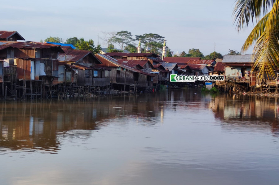 Rumah bantaran SKM segmen Jembatan Gang Nibung sampai Jembatan Ruhui Rahayu sisi Kelurahan Sidodadi. (Foto: Claudius Vico/Korankaltim.com)
