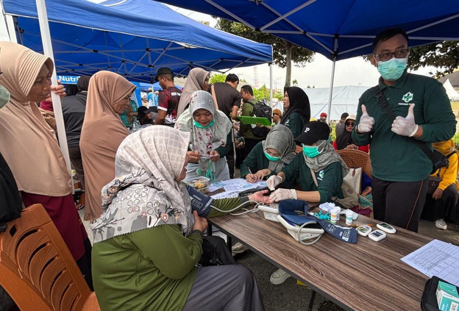 Pemeriksaan Kesehatan gratis yang dilakukan Dinkes PPU untuk para lansia, kegiatan ini dilaksanakan di Jalan Jalur Dua Gerbang Madani, Depan Rumah Sakit RAPB PPU pada hari Sabtu (15/11/2025). (Foto: Dinda/Korankaltim.com)