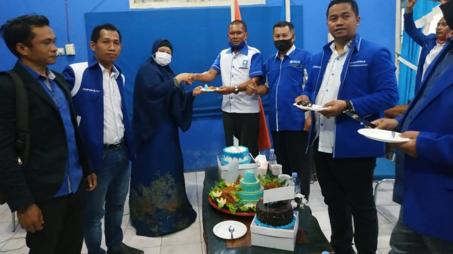 Sekretaris DPD PAN Kukar, Aini Farida dan saat memberikan kue HUT ke 22 ke salahsatu kader PAN. (Foto:sabri/korankaltim.com