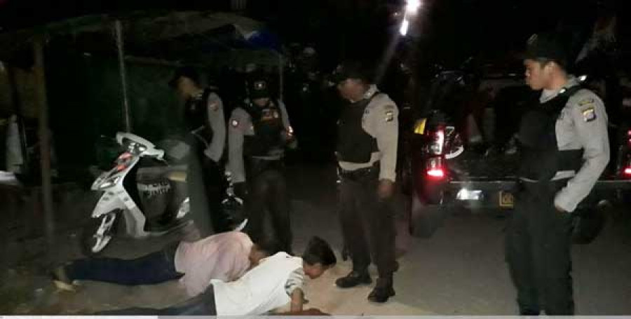 TUBUH JADI SEHAT: Pemuda yang terjaring razia ketika disanksi Push Up kepolisian yang melakukan patroli, Minggu (26/8) dini hari kemarin. ( HO / polresta samarinda )