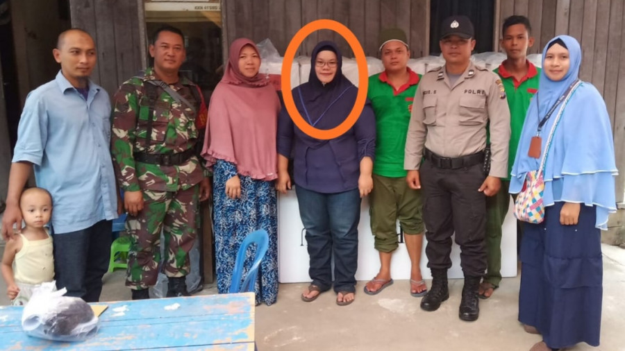 Ketua KPPS TPS 3 Karang Asam Ulu Wurry Wulansari (tengah) yang wafat setelah sempat sakit karena kelelahan usai melakukan penghitungan suara di Pilpres 2019 pada 17 April pekan lalu. (foto: Ist)