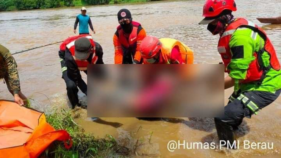 Saat tim mengangkat korban dari sungai Kelay ke daratan. (Foto: humas PMI Berau)