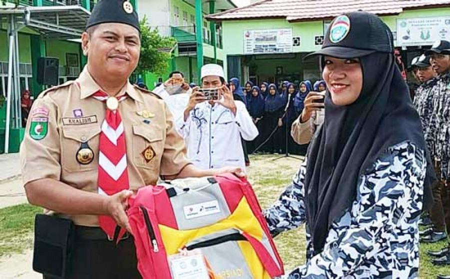 BANTUAN : Pertamina Hulu Mahakam (PHM) memberikan bantuan kepada kontingen PPSN V dari Ponpes Al Arsyadi berupa tas ransel. ( ist )