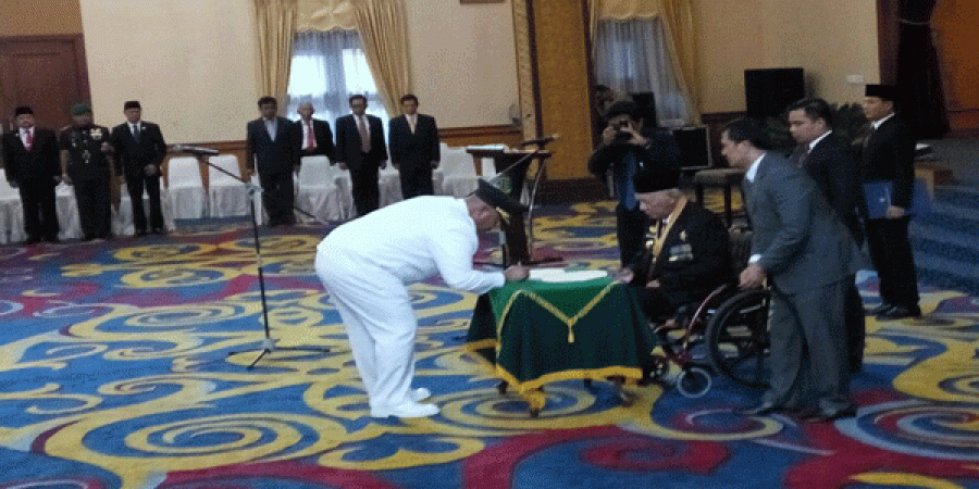 Edi Damansyah menandatangani berita acara pengukuhan dirinya sebagai Plt Bupati Kukar dihadapan Gubernur Kaltim Awang Faroek Ishak. RUSDI/KORANKALTIM.COM