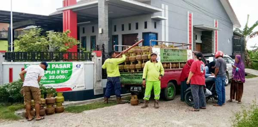 OPERASI PASAR Kegiatan Operasi Pasar di Desa Tanah Periuk, Kecamatan Tanah Grogot.